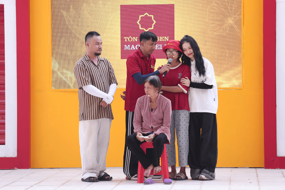 MC Thái Vũ, Vinh Râu, Hoàng Duyên nghẹn ngào trước hoàn cảnh của cô bé mồ côi, sống nương tựa bà ngoại già yếu