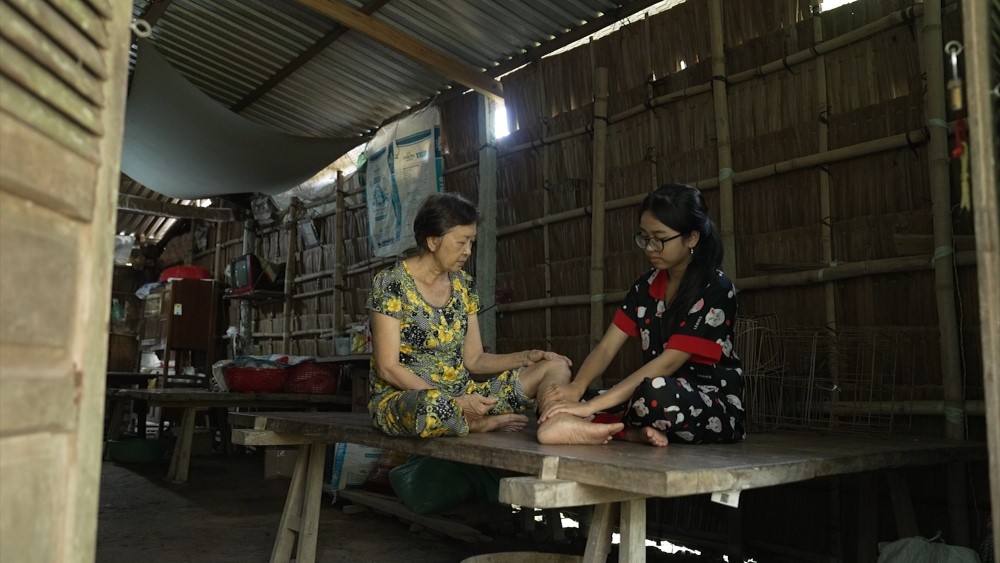 MC Thái Vũ, Vinh Râu, Hoàng Duyên nghẹn ngào trước hoàn cảnh của cô bé mồ côi, sống nương tựa bà ngoại già yếu