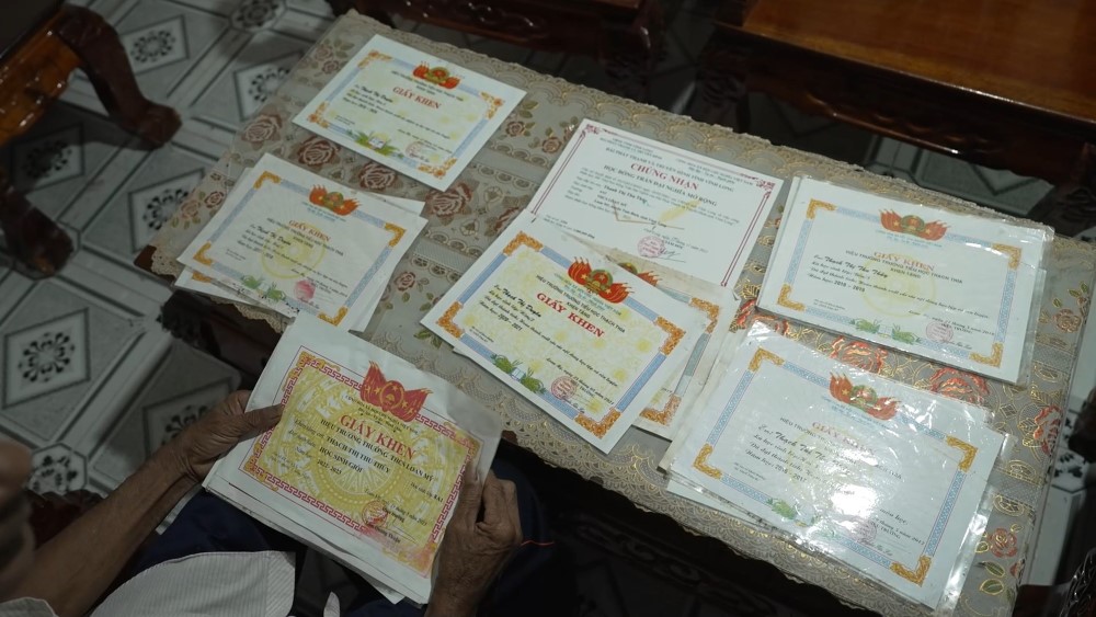 MC Thanh Thảo, Huy Khánh và Vân Trang nghẹn lòng trước hoàn cảnh cô bé mất mẹ, sống cùng ông bà đã lớn tuổi