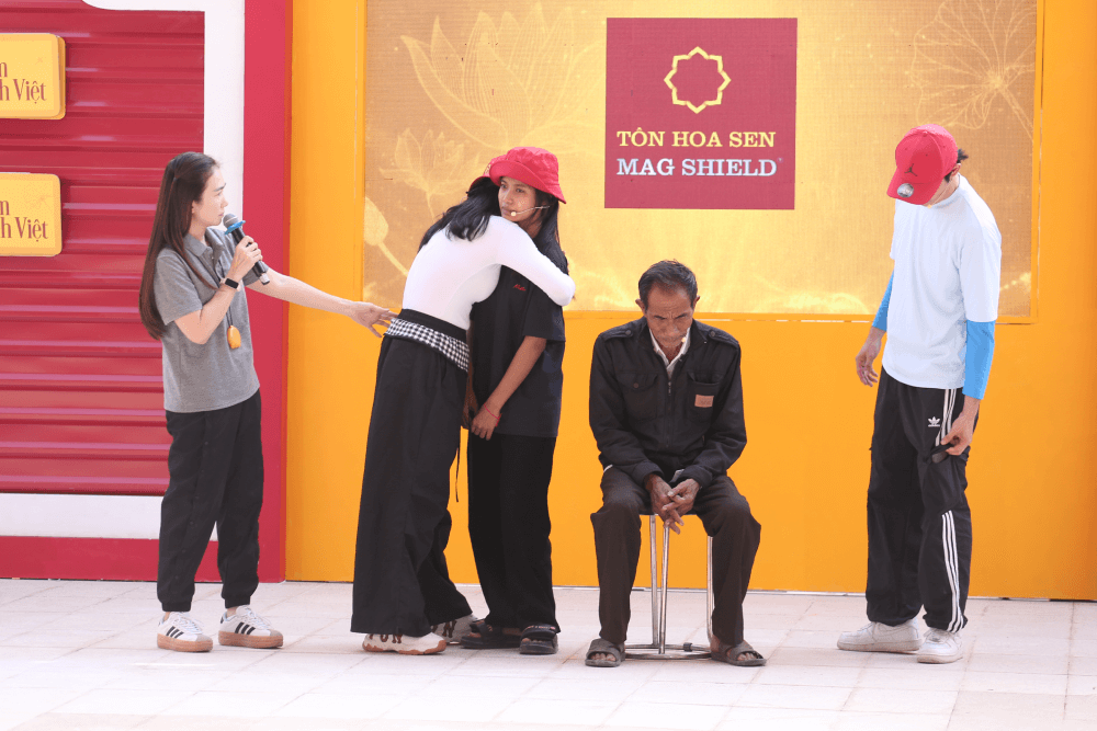 MC Thanh Thảo, Huy Khánh và Vân Trang nghẹn lòng trước hoàn cảnh cô bé mất mẹ, sống cùng ông bà đã lớn tuổi