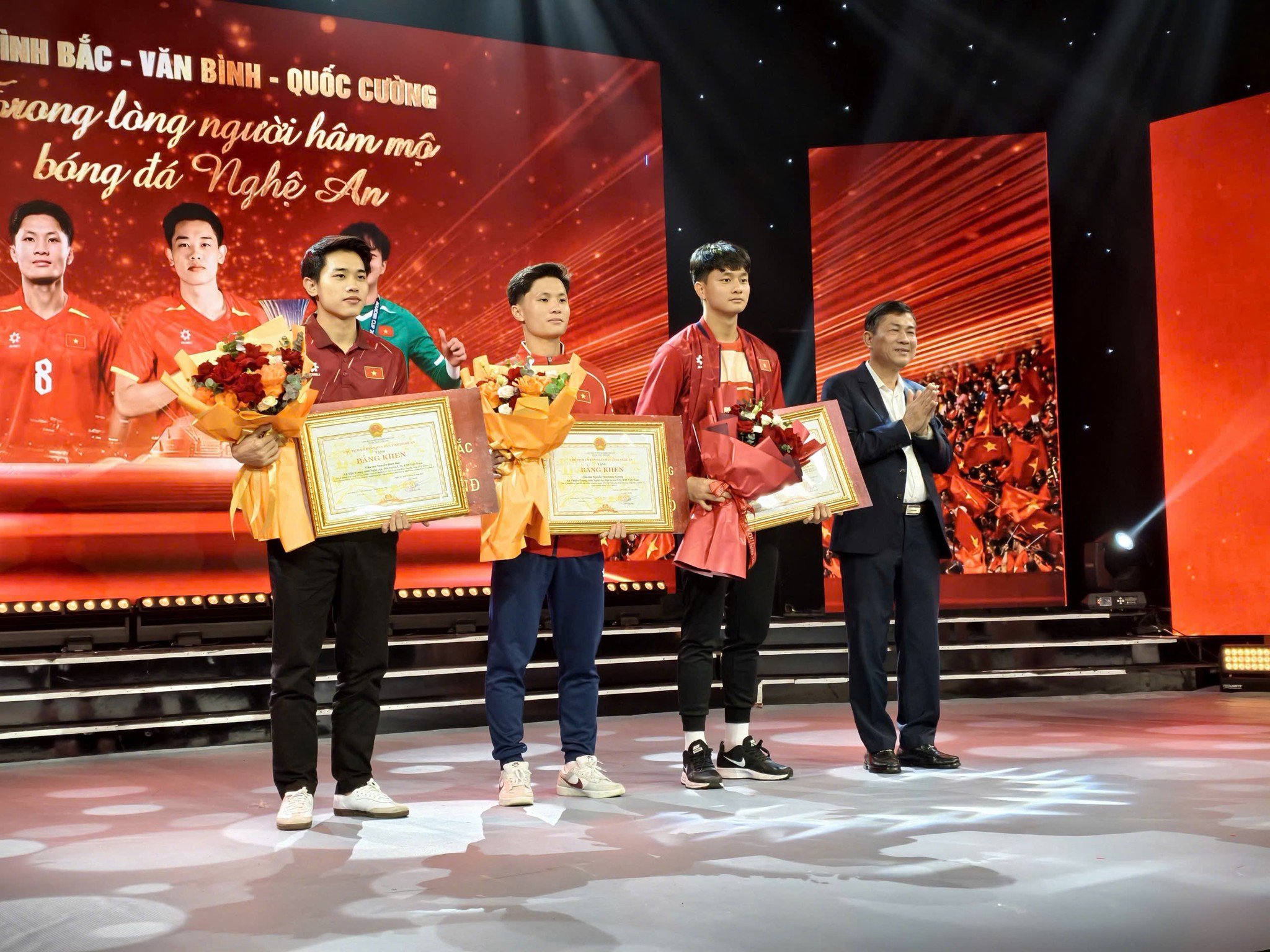 Đình Bắc đãi 100 mâm cảm ơn làng xóm, Văn Bình bối rối khi được so sánh với sao Hàn