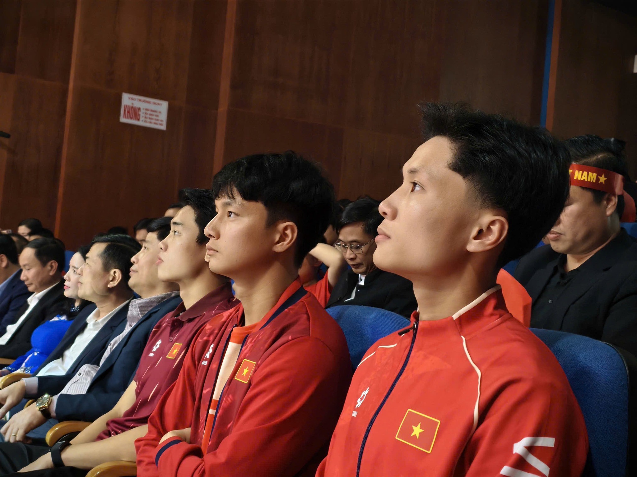 Đình Bắc đãi 100 mâm cảm ơn làng xóm, Văn Bình bối rối khi được so sánh với sao Hàn