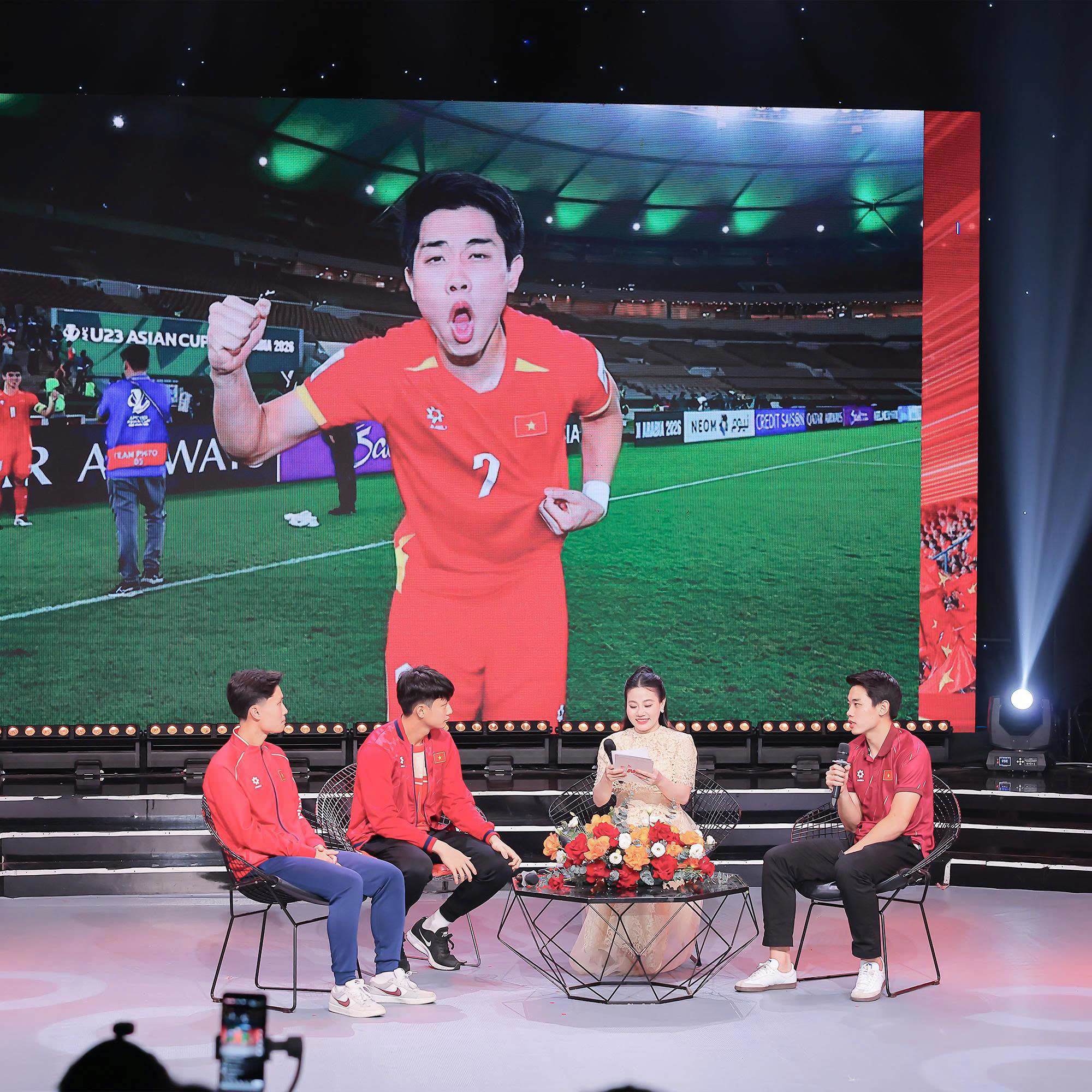 Đình Bắc đãi 100 mâm cảm ơn làng xóm, Văn Bình bối rối khi được so sánh với sao Hàn