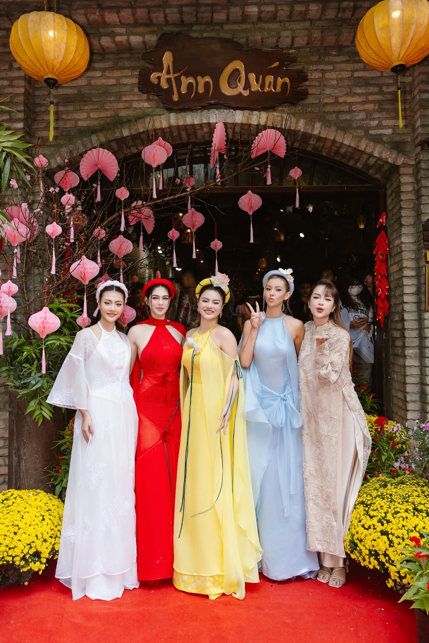 Miss Cosmo 2025 Yolina Lindquist hoá thân thành nàng thơ, hào hứng với trò chơi dân gian Việt Nam