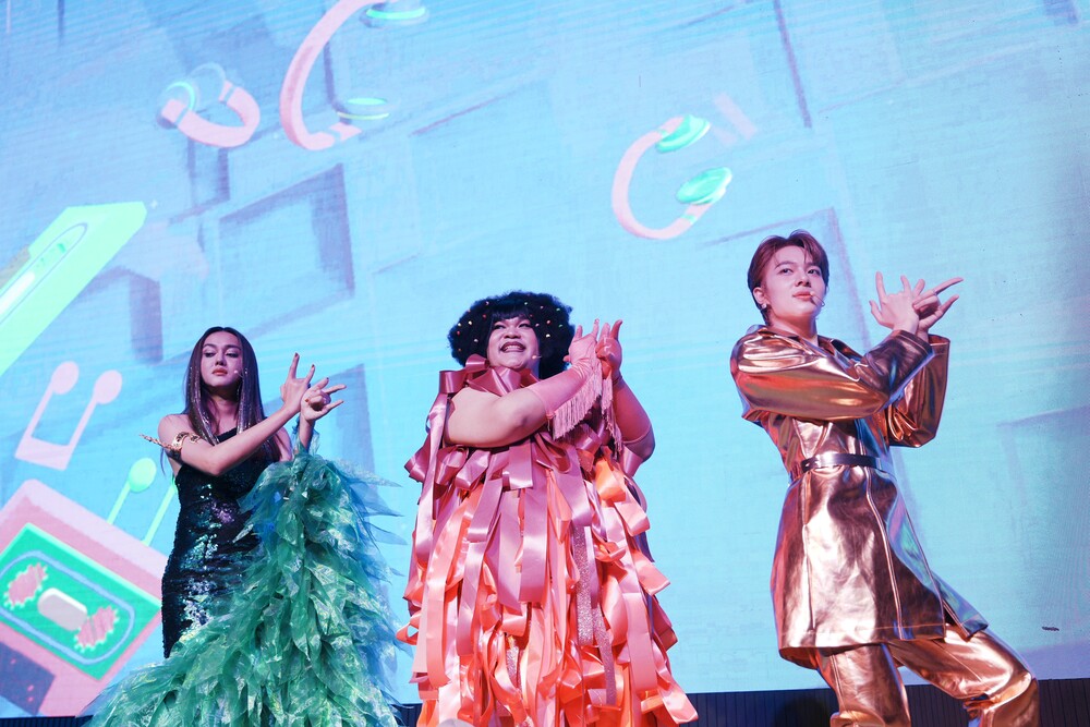 “Em xinh” Lamoon hát nhạc phim Người Đẹp Và Quái Lạ