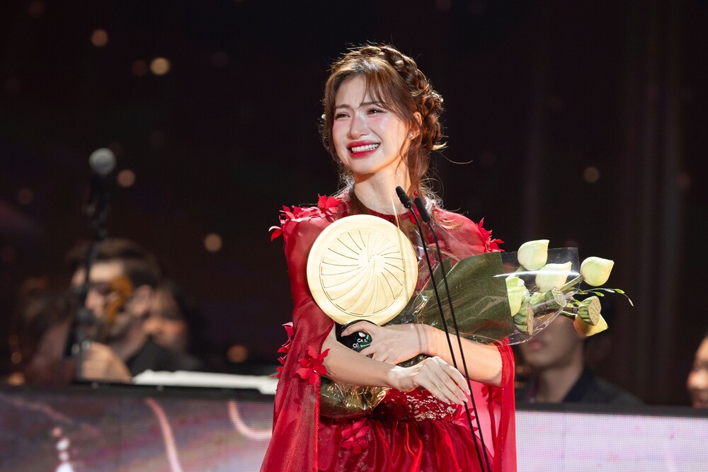 Hòa Minzy xúc động khi lập cú đúp tại Tinh hoa Việt 2025