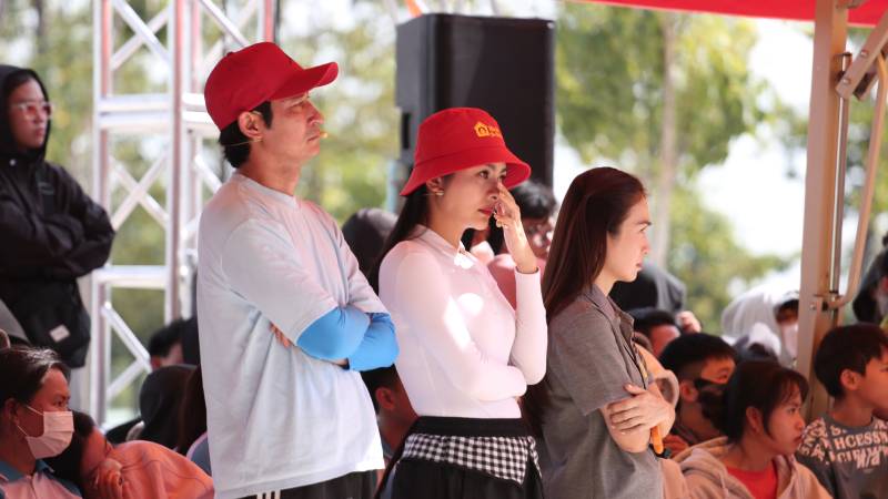 Vân Trang, Huy Khánh xúc động khi trở lại Mái ấm gia đình Việt, sẻ chia cùng những mảnh đời kém may mắn