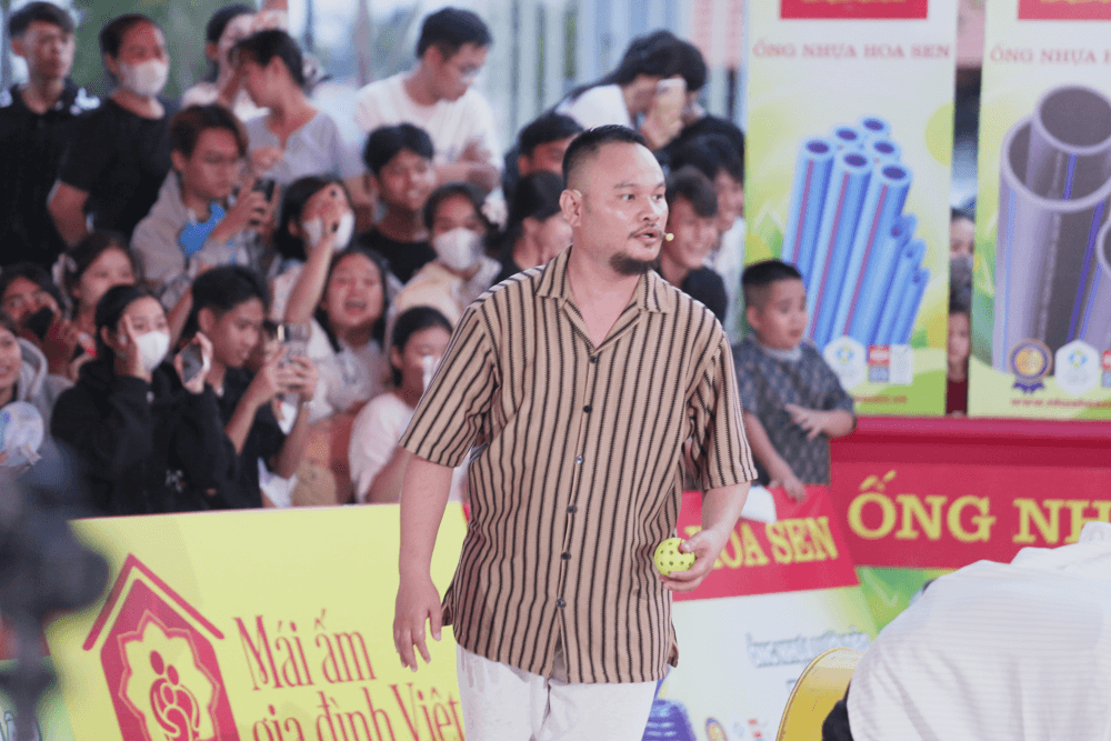 MC Thái Vũ, Vinh Râu, Hoàng Duyên nghẹn ngào trước hoàn cảnh của cô bé mồ côi, sống nương tựa bà ngoại già yếu