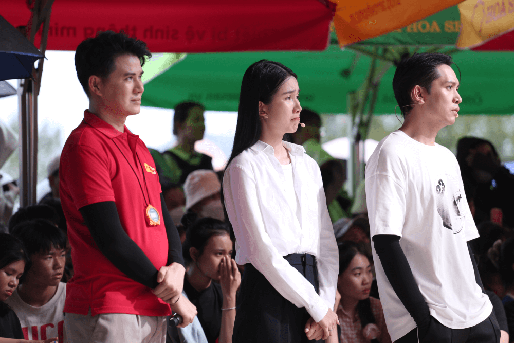 Á hậu Phương Anh rơi nước mắt, MC Vũ Mạnh Cường và diễn viên Bạch Công Khanh nghẹn lòng trước hoàn cảnh em nhỏ khó khăn