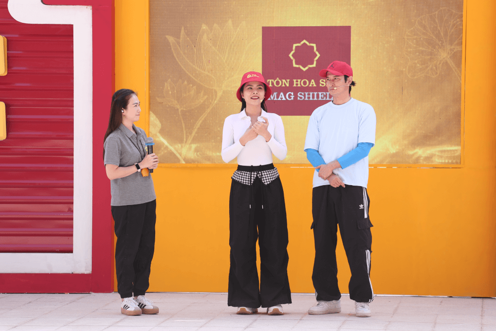 Vân Trang, Huy Khánh xúc động khi trở lại Mái ấm gia đình Việt, sẻ chia cùng những mảnh đời kém may mắn