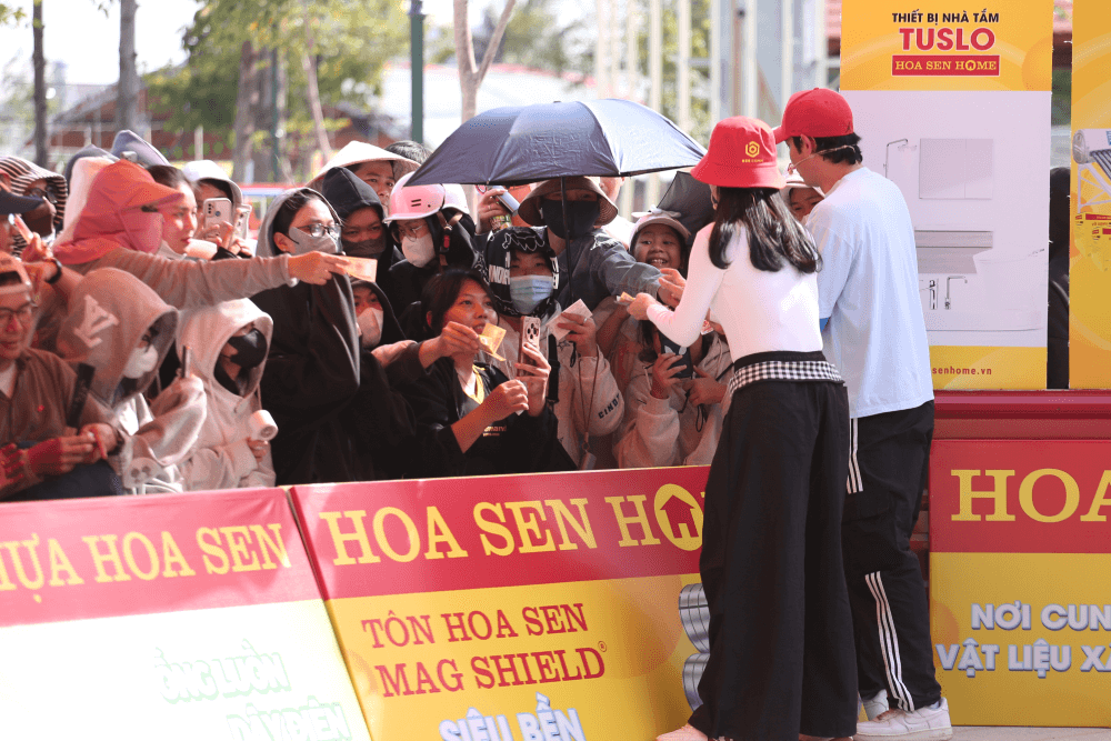 Vân Trang, Huy Khánh xúc động khi trở lại Mái ấm gia đình Việt, sẻ chia cùng những mảnh đời kém may mắn