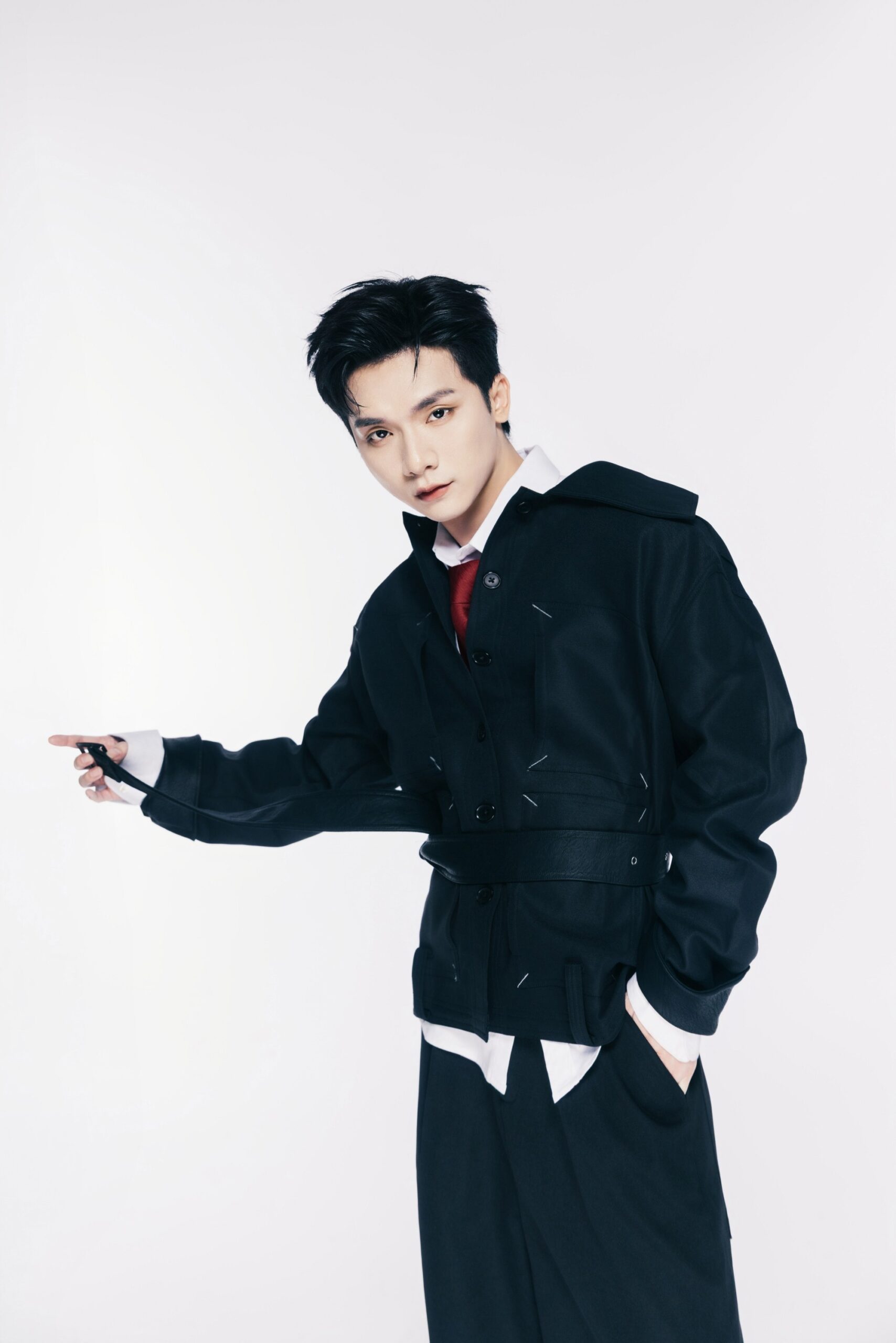 Vương Bình bắt tay Văn Mai Hương, Lâm Bảo Ngọc, Phùng Khánh Linh trong Ấn Bản Kim "Anh Bờ Vai"