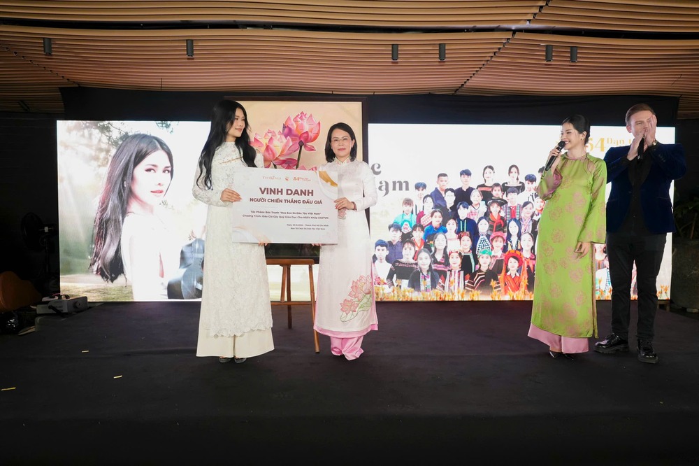 MC Thu Nga ghi dấu ấn tại gala tổng kết dự án “54 Dân Tộc Việt Nam”