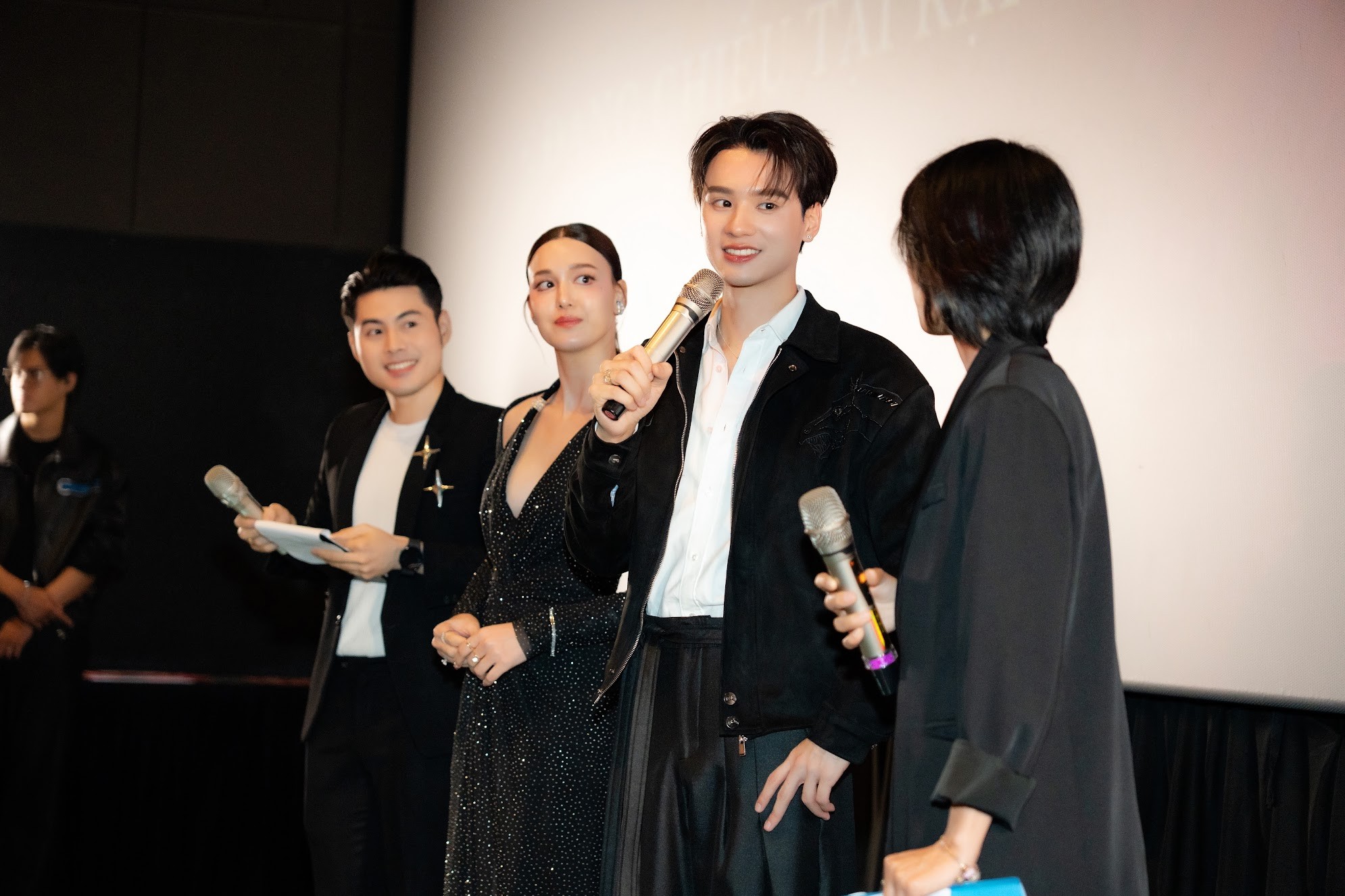 Nam thần Keng Harit bùng nổ visual khi sang Việt Nam