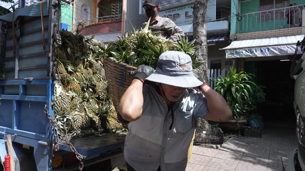 Mái ấm gia đình Việt: Lâm Bảo Ngọc tài trợ chi phí về quê giỗ mẹ cho hai chị em mồ côi