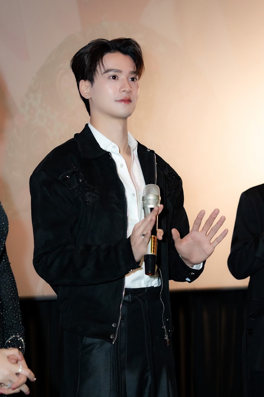 Nam thần Keng Harit bùng nổ visual khi sang Việt Nam