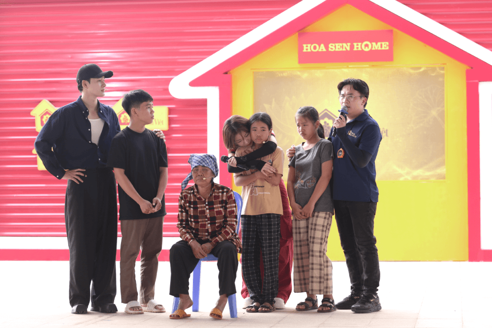 Mái ấm gia đình Việt: Lâm Bảo Ngọc tài trợ chi phí về quê giỗ mẹ cho hai chị em mồ côi