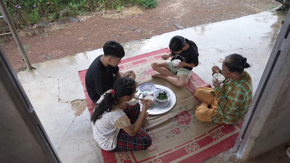 Mái ấm gia đình Việt: Lâm Bảo Ngọc tài trợ chi phí về quê giỗ mẹ cho hai chị em mồ côi