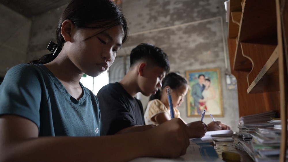 Mái ấm gia đình Việt: Lâm Bảo Ngọc tài trợ chi phí về quê giỗ mẹ cho hai chị em mồ côi