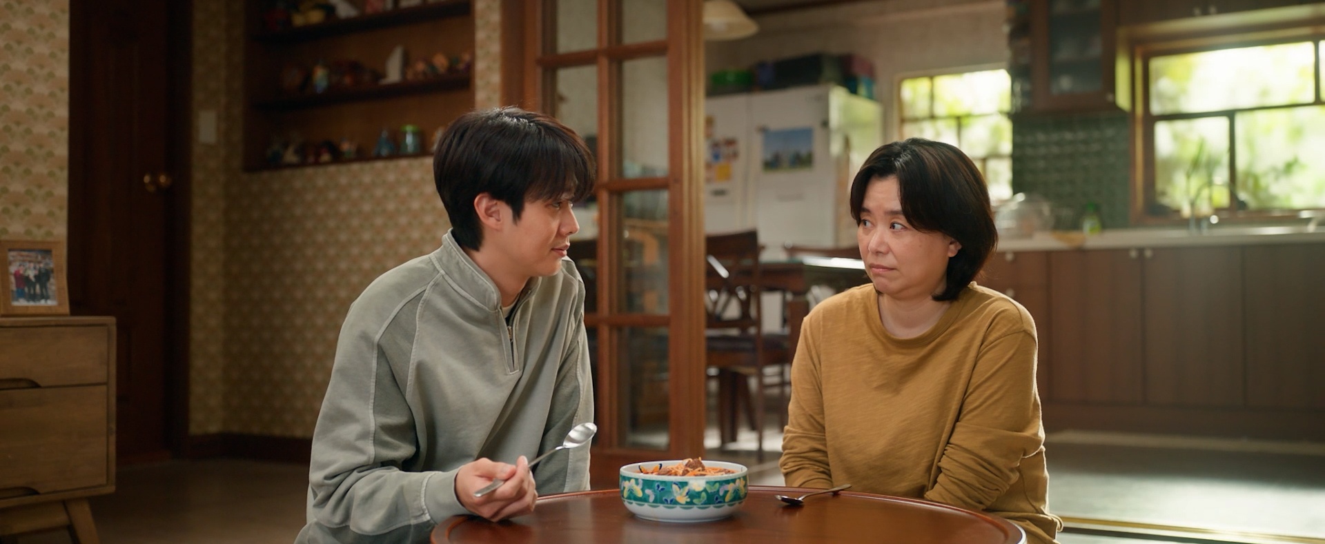 Đếm Ngày Xa Mẹ: Bộ phim cảm động về “bữa cơm mẹ nấu” từ diễn xuất của bộ đôi mẹ con “quốc dân” Choi Woo-sik và Jang Hye-jin
