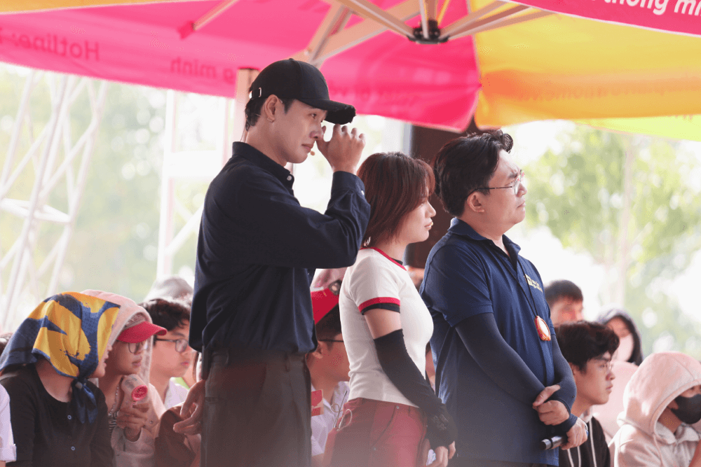 Mái ấm gia đình Việt: Lâm Bảo Ngọc tài trợ chi phí về quê giỗ mẹ cho hai chị em mồ côi