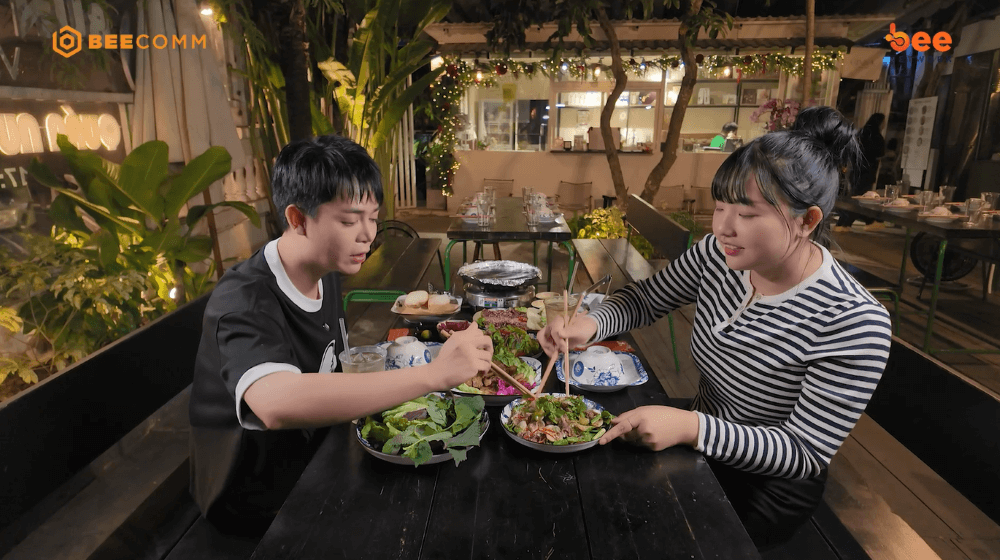 Tuấn Kiệt và Hỷ Khí Dương Dương trải nghiệm ẩm thực Hà Nội giữa lòng TP.HCM