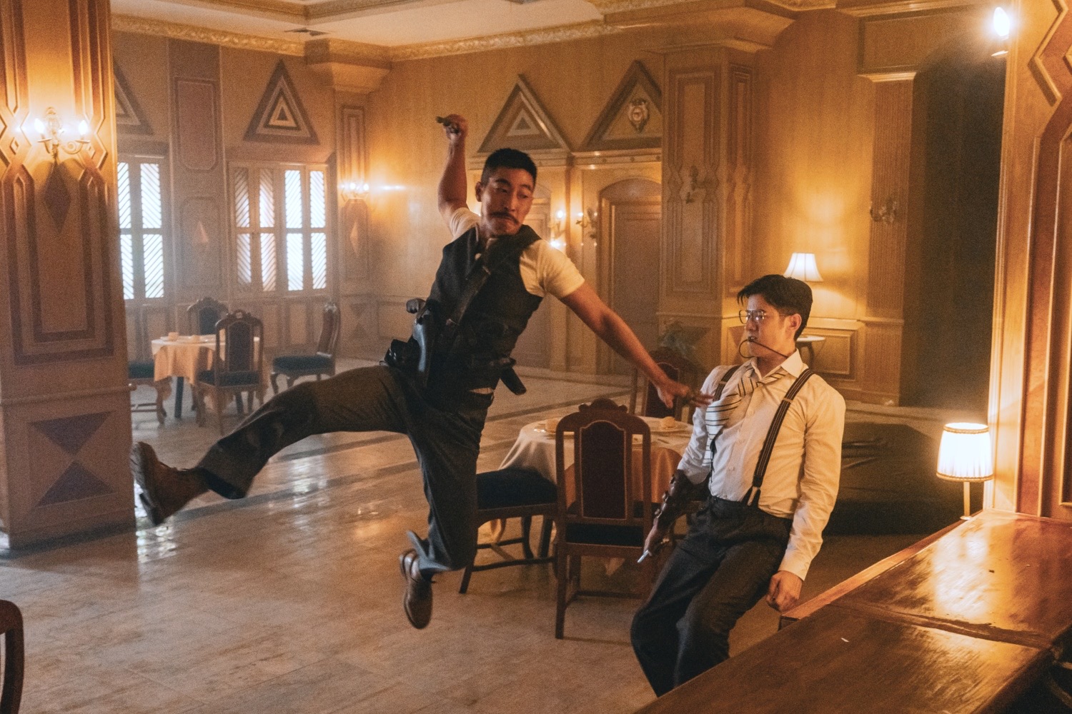 Nam thần Mario Maurer trật chân, đấm tím mặt bạn diễn trong "Tứ hổ đại náo"