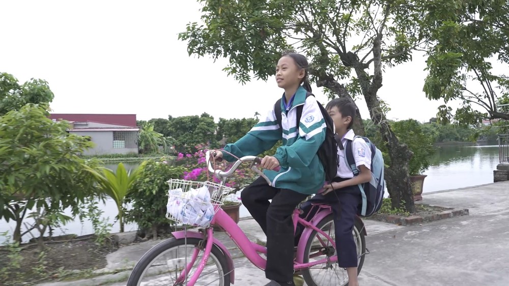 MC Dương Hồng Phúc, Đình Tú và Ngọc Huyền xót xa hoàn cảnh cô bé mồ côi mẹ, chăm sóc cha và anh trai bị thiểu năng trí tuệ