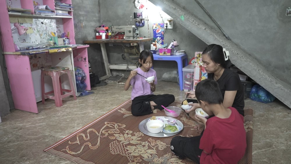 MC Dương Hồng Phúc, Đình Tú và Ngọc Huyền xót xa hoàn cảnh cô bé mồ côi mẹ, chăm sóc cha và anh trai bị thiểu năng trí tuệ