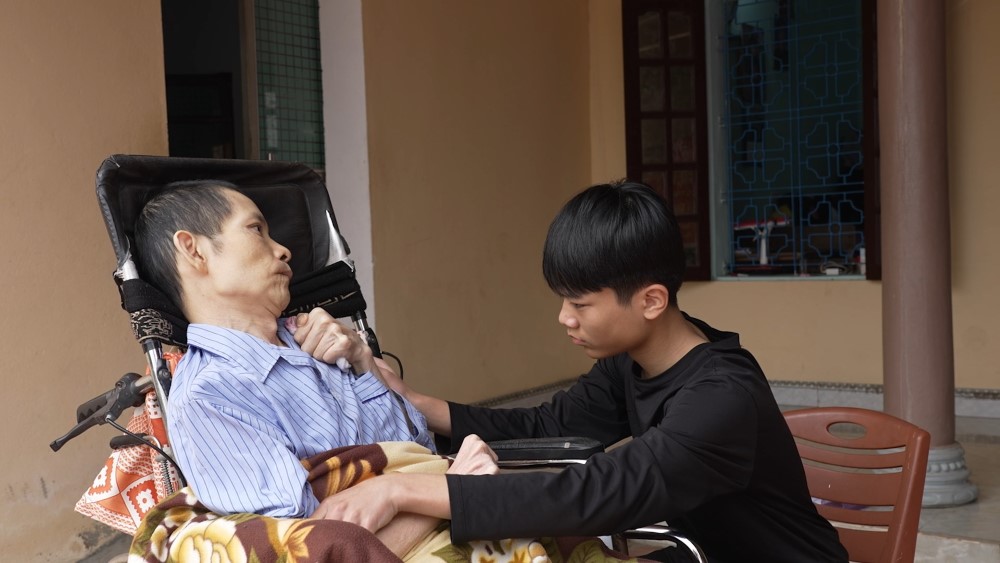 Thủ môn Nguyễn Đình Triệu nghẹn lòng, đồng cảm khi nhìn các em nhỏ thay nhau chăm cha nằm liệt giường