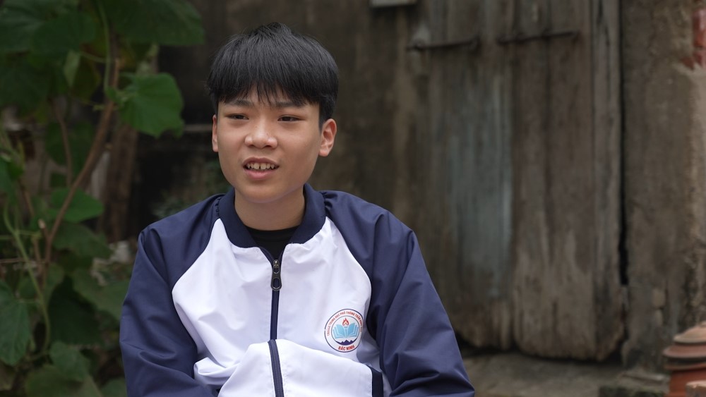 Thủ môn Nguyễn Đình Triệu nghẹn lòng, đồng cảm khi nhìn các em nhỏ thay nhau chăm cha nằm liệt giường