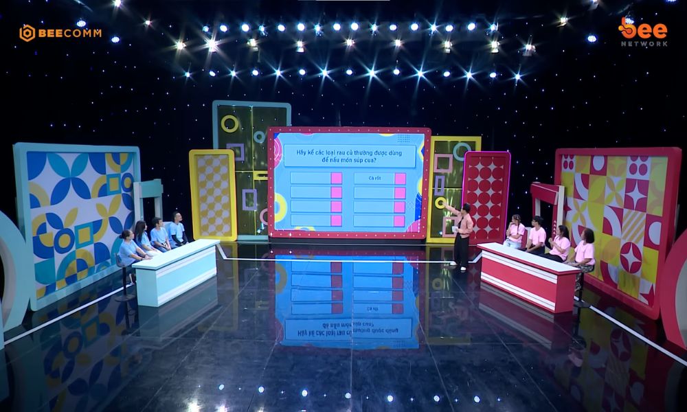 Hoàng Phi nhập tiệc với phong thái MC tiệc cưới, bị Diễm Phương “chọc quê” vì gia đình “ghẻ lạnh” 