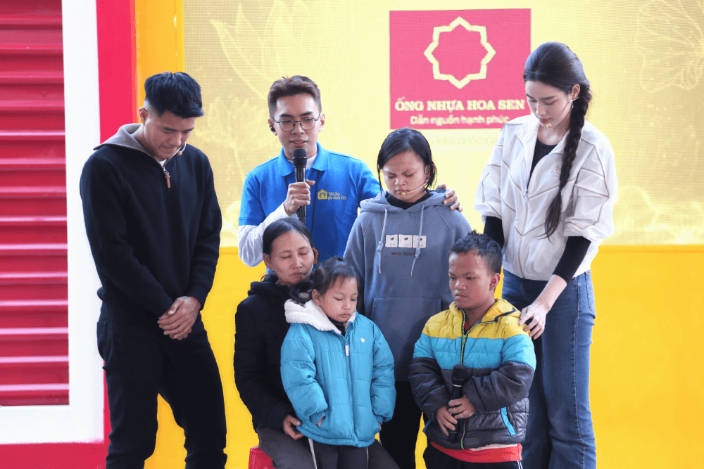 Minh Dự lần đầu làm MC Mái ấm gia đình Việt, nghẹn lòng trước những mảnh đời kém may mắn