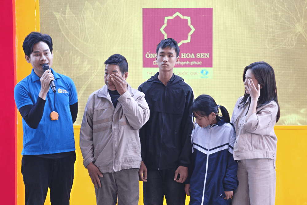 MC Dương Hồng Phúc, Đình Tú và Ngọc Huyền xót xa hoàn cảnh cô bé mồ côi mẹ, chăm sóc cha và anh trai bị thiểu năng trí tuệ