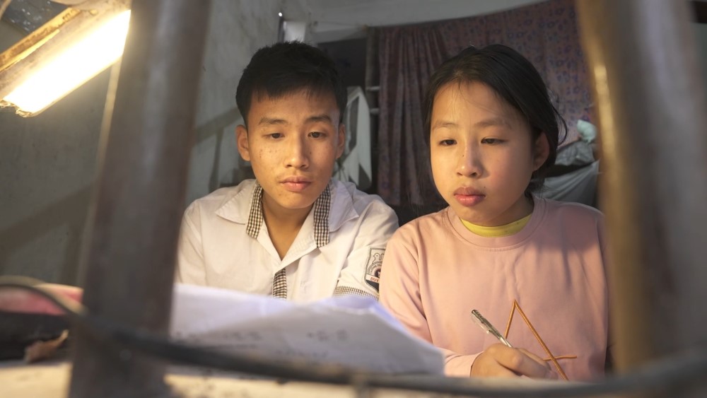 MC Dương Hồng Phúc, Đình Tú và Ngọc Huyền xót xa hoàn cảnh cô bé mồ côi mẹ, chăm sóc cha và anh trai bị thiểu năng trí tuệ
