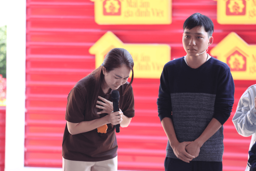 Thủ môn Nguyễn Đình Triệu nghẹn lòng, đồng cảm khi nhìn các em nhỏ thay nhau chăm cha nằm liệt giường