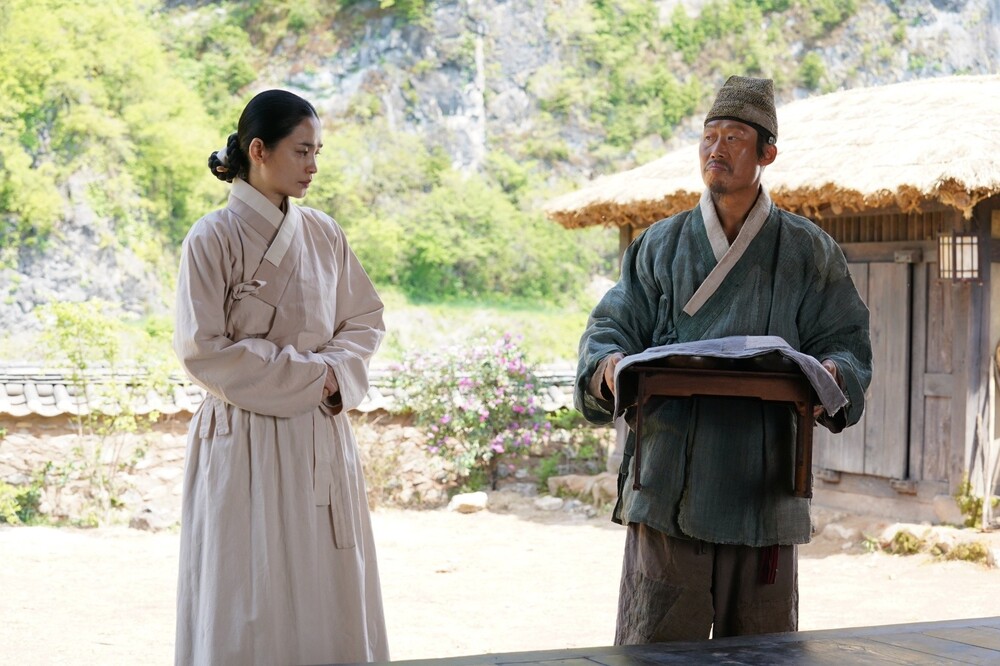 Dưới Bóng Điện Hạ: Phim điện ảnh Top 1 doanh thu mọi thời đại tại Hàn Quốc chuẩn bị đổ bộ rạp Việt