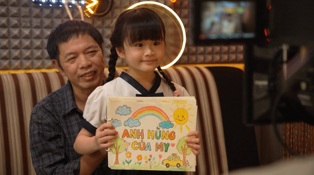 Thái Hòa nói gì về hình tượng người cha “đào lửa” tiền từ thiện trong phim Anh Hùng?