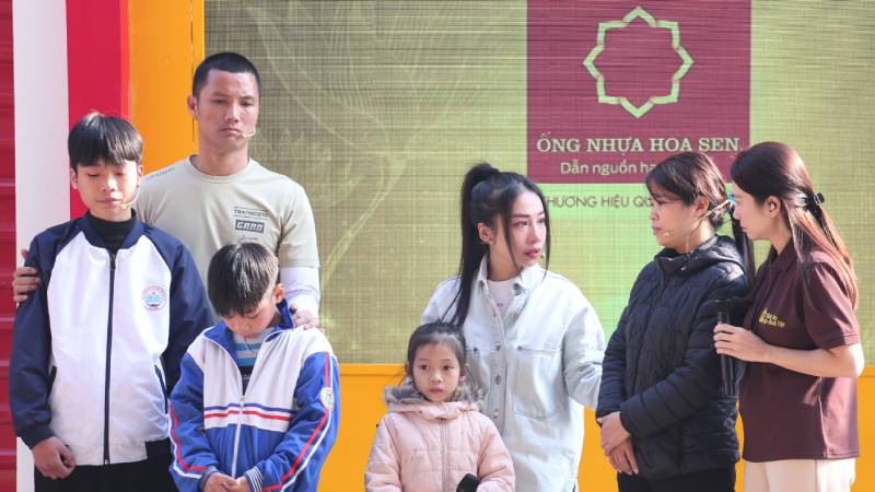 Thủ môn Nguyễn Đình Triệu nghẹn lòng, đồng cảm khi nhìn các em nhỏ thay nhau chăm cha nằm liệt giường