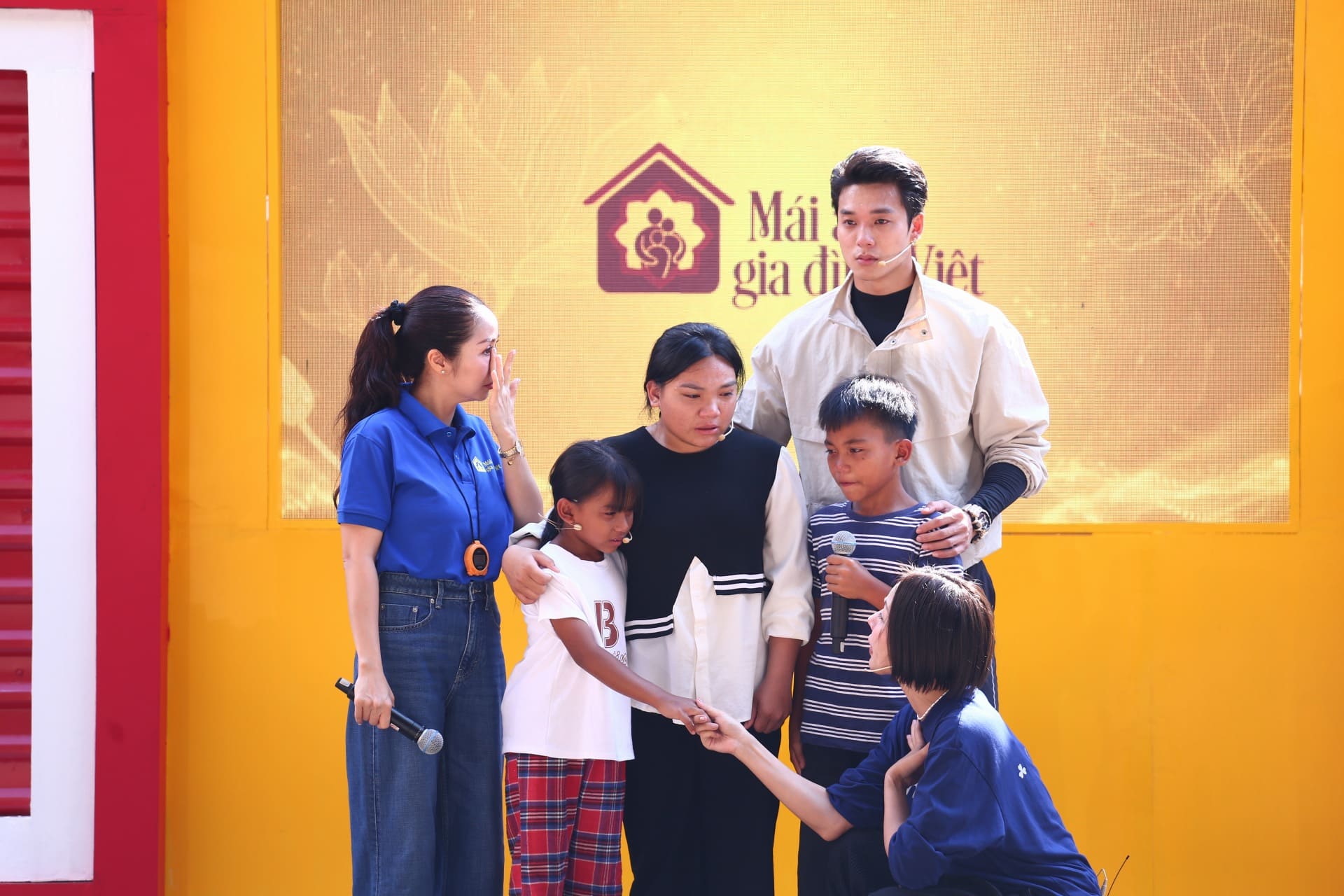 Ốc Thanh Vân, GiGi Hương Giang khóc nức nở trước hoàn cảnh 3 chị em cô bé đồng bào M’nông mồ côi cả cha lẫn mẹ 