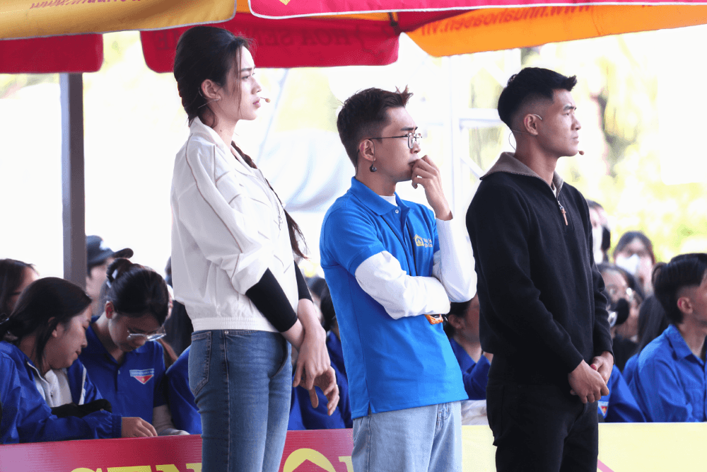 Minh Dự lần đầu làm MC Mái ấm gia đình Việt, nghẹn lòng trước những mảnh đời kém may mắn