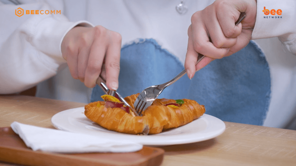 Quán ăn hạnh phúc tập 48 Phương Lan trầm trồ với croissant nóng giòn, mê mẩn cold brew cam tại M’oi Coffee and Tea Bar