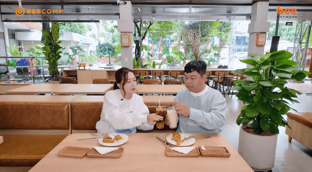 Quán ăn hạnh phúc tập 48 Phương Lan trầm trồ với croissant nóng giòn, mê mẩn cold brew cam tại M’oi Coffee and Tea Bar