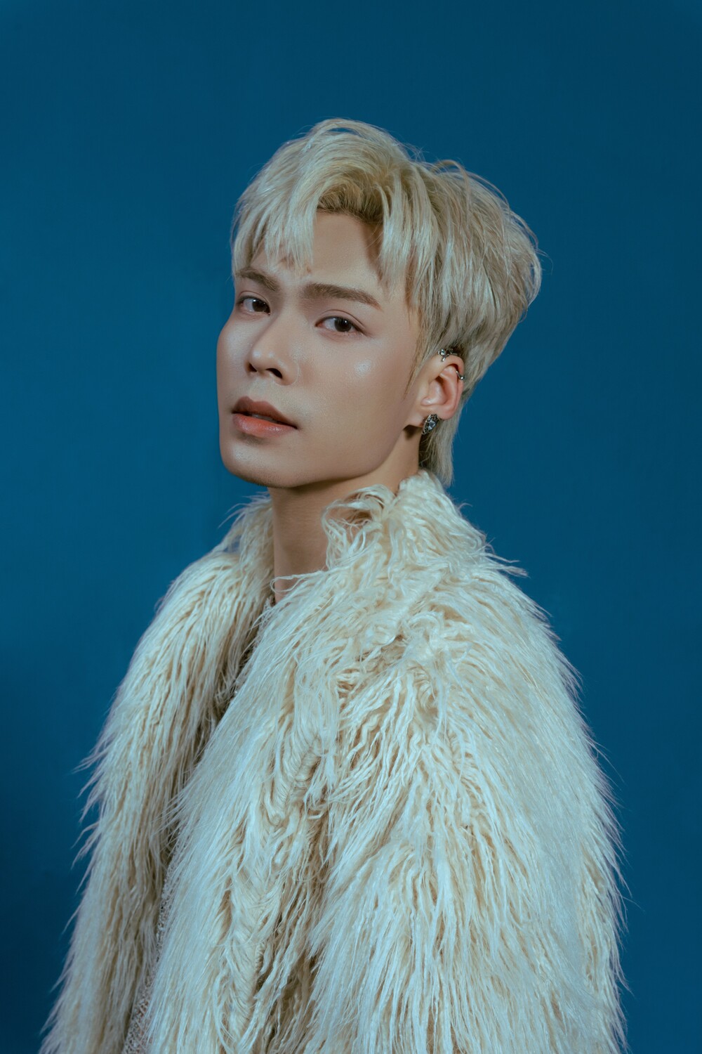 Jey B chính thức tái xuất sau Anh Trai “Say Hi” với MV “Cuốn lấy anh đi” 