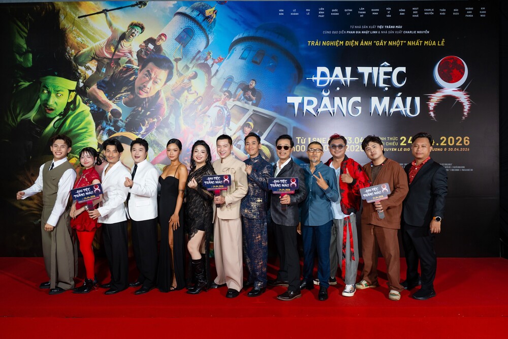 Vân Sơn - Quang Minh hội ngộ Việt Hương tại sự kiện công chiếu "Đại tiệc trăng máu 8"