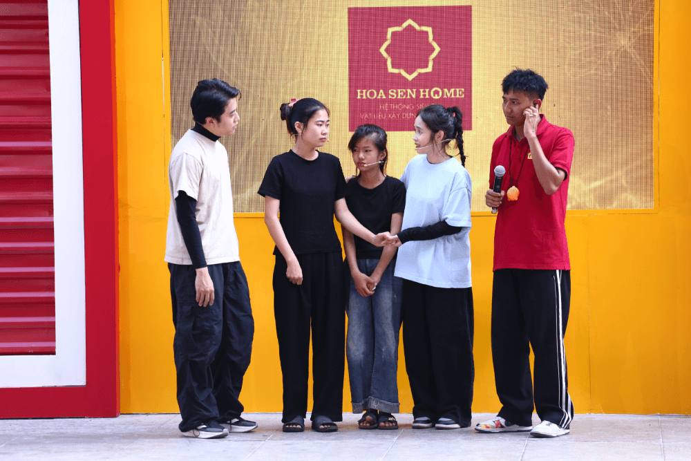 Vợ chồng Cris Phan – Mai Quỳnh Anh đau lòng trước cảnh hai cô bé mồ côi nương tựa nhau trong căn nhà cũ của cha mẹ để lại