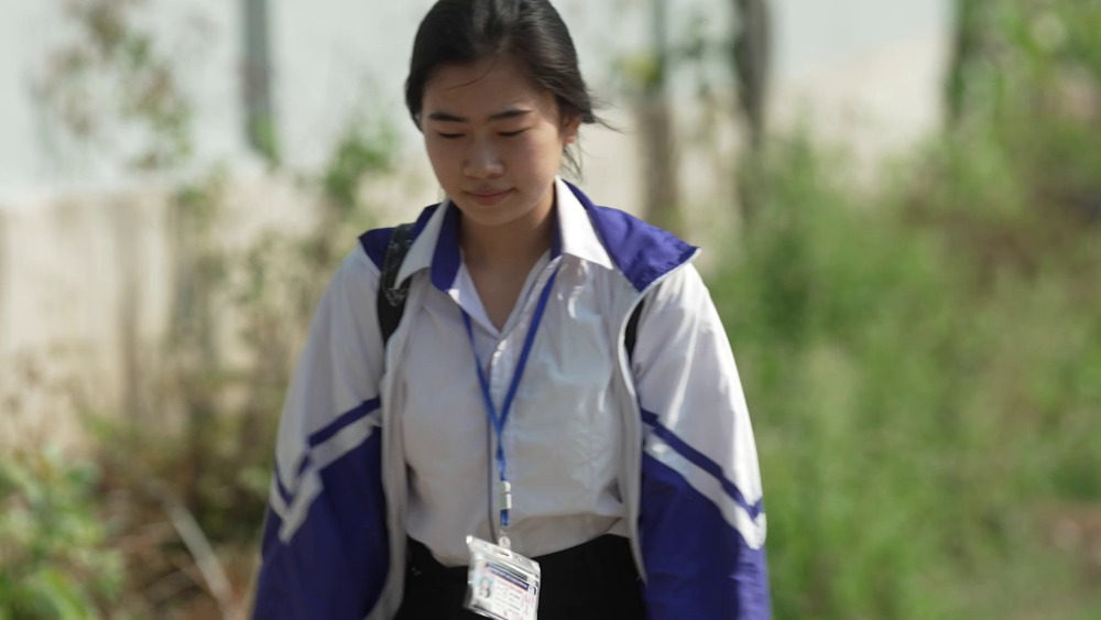 Vợ chồng Cris Phan – Mai Quỳnh Anh đau lòng trước cảnh hai cô bé mồ côi nương tựa nhau trong căn nhà cũ của cha mẹ để lại