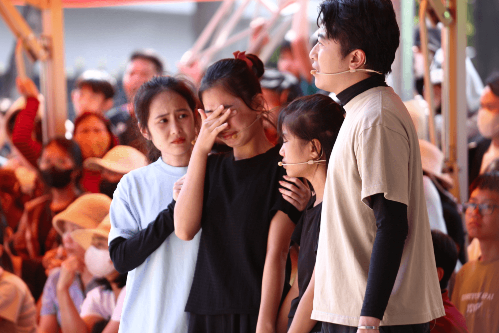 Vợ chồng Cris Phan – Mai Quỳnh Anh đau lòng trước cảnh hai cô bé mồ côi nương tựa nhau trong căn nhà cũ của cha mẹ để lại