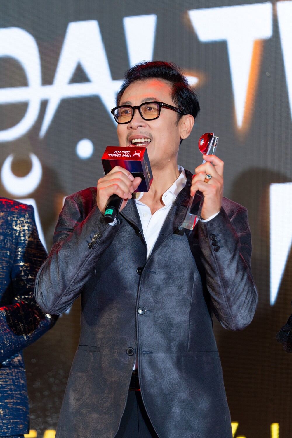 Vân Sơn - Quang Minh hội ngộ Việt Hương tại sự kiện công chiếu "Đại tiệc trăng máu 8"