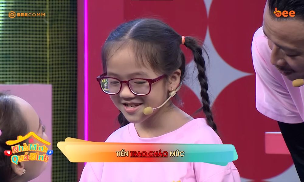 Diễm Phương diễn nét nũng nịu khiến MC Dương Hồng Phúc và Hoàng Phi “đỡ không kịp” 